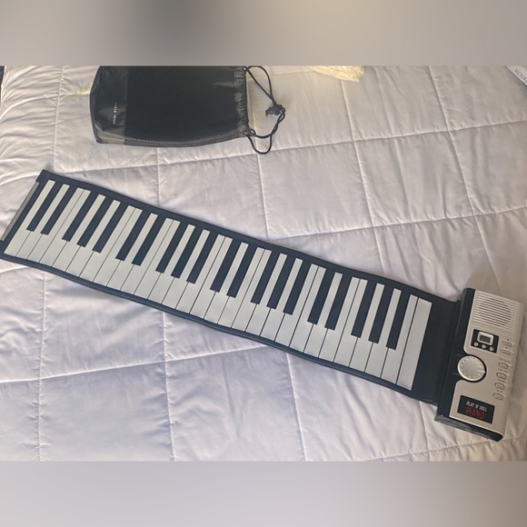 Sharper Image PLAY”N”ROLL PIANO - Picture 3 of 8